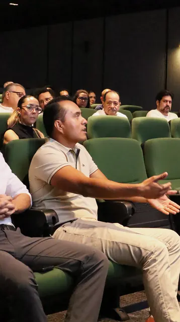 Un asistente toma la palabra desde su butaca, gesticulando, durante la ronda de preguntas.